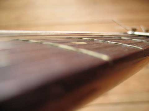 Gamle nedslidte guitarbånd