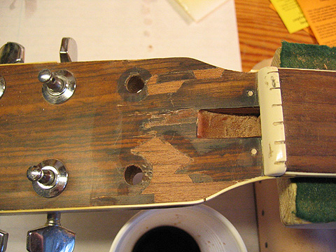 Limet guitarhoved med små stykker træ i